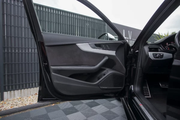 Audi RS4 B9 Noir LV Motors & Legends