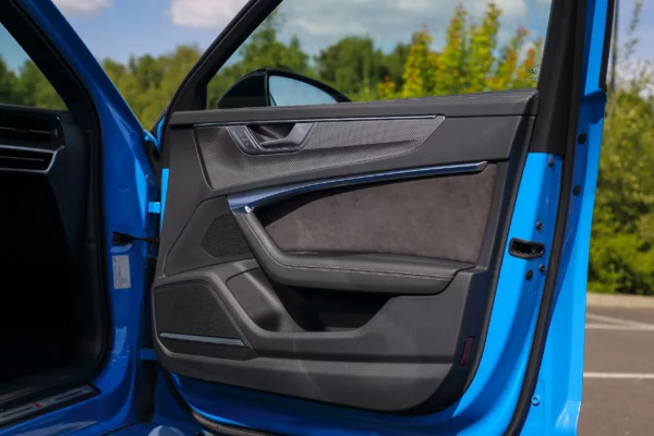 Audi RS6 C8 bleu LV Motors & Legends
