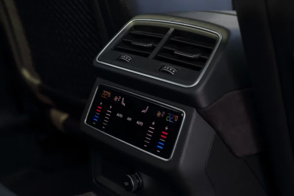 Audi RS6 C8 bleu LV Motors & Legends