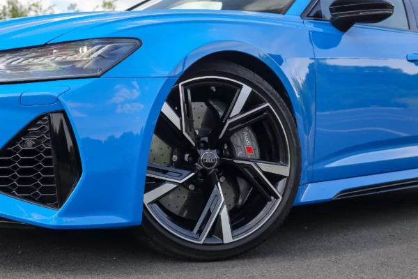 Audi RS6 C8 bleu LV Motors & Legends
