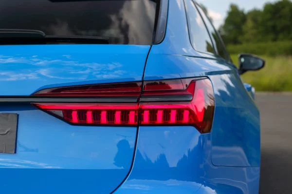 Audi RS6 C8 bleu LV Motors & Legends